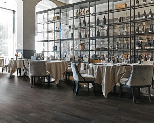 218246_inspirations-carrelage-restaurant-hotel-brasserie-imitation-parquet-fonce-noir-schelfhout.jpg