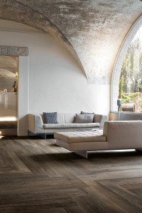 222856_inspirations-carrelage-hotel-lobby-attente-imitation-parquet-gres-cerame-fonce-noir-schelfhout.jpg