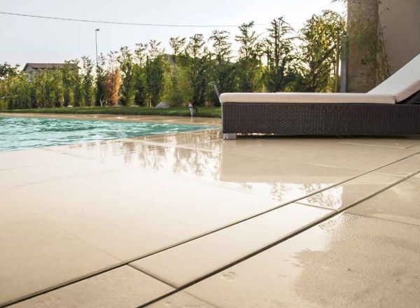 KR_bords-piscines-pieces-speciales-carrelages-beton-egouttoir-margelle-schelfhout.jpg