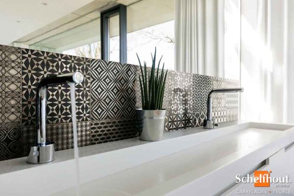 226377_inspirations-carrelage-salle-de-bain-20x20-geometrique-decor-motif-gris-chic-mosaique-carreaux-ciment-schelfhout.jpg